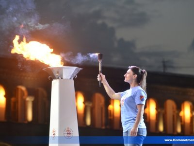 Երեւանի Հանրապետութեան Հրապարակին Վրայ Կատարուած Շքեղ Տողանցքով Ու Պաշտօնական Հանդիսութեամբ ՀԱՄԱ-ՀՄԸՄ-ական 10-րդ Մարզախաղերը Ազդանշանը Տուին ՀՄԸՄ-ի 100-ամեակի Յոբելենական Տօնակատարութիւններուն