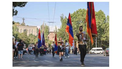 Համա-ՀՄԸՄ-ական Բանակումի Մասնակիցները Կը Տողանցեն Երեւանի Մէջ Եւ Յարգանքի Տուրք Կ՛ընծայեն Եռաբլուրի Ու Ծիծեռնակաբերդի Մէջ