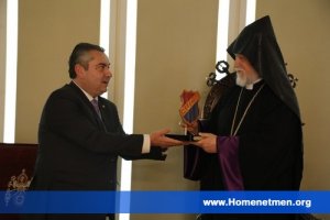 ՄԻՋ-ԴԻՒԱՆԱԿԱՆ 10-ՐԴ ԽՈՐՀՐԴԱԺՈՂՈՎԻ ԱՒԱՐՏԻՆ՝ ՀՈԳԵՀԱՆԳԻՍՏ ՅԱՒԷՏ ԲԱԺՆՈՒԱԾ Հ.Մ.Ը.Մ.ԱԿԱՆՆԵՐՈՒ ՅԻՇԱՏԱԿԻՆ, ՀԱՆԴԻՊՈՒՄ ՄԵԾԻ ՏԱՆՆ ԿԻԼԻԿԻՈՅ ԱՐԱՄ Ա. ՎԵՀԱՓԱՌԻՆ ՀԵՏ, ՅԱՐԳԱՆՔԻ ՏՈՒՐՔ՝ ԾԱՂԿԵՊՍԱԿՆԵՐՈՒ ԶԵՏԵՂՈՒՄՈՎ — 3